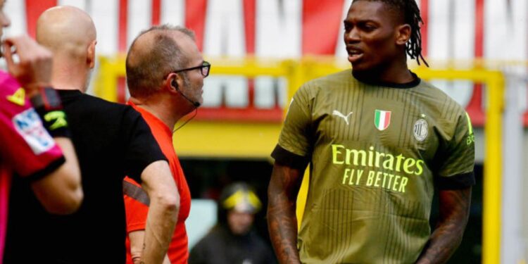 Rafael Leão não deverá jogar a partida entre Milan e Inter de Milão na Champions League (Crédito: GettyImages)