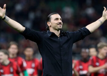 Foto: Matteo Bazzi/EFE (Crédito: Ibrahimovic é ovacionado pela torcida do Milan durante anuncio de sua aposentadoria)