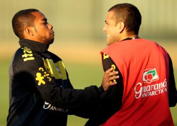 Daniel Alves não concorda com comparações com Robinho: “Não fujo” (Crédito: Getty Images)