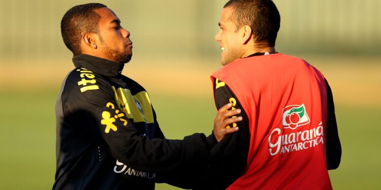 Daniel Alves não concorda com comparações com Robinho: “Não fujo” (Crédito: Getty Images)