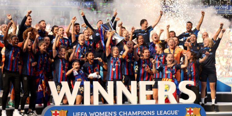 Barcelona ergueu a taça da Champions Feminina (Crédito: GettyImages)