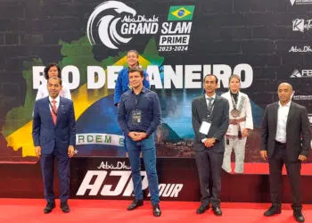 H.E. Saleh Ahmad Alzaraim Alsuwadi, embaixador dos Emirados Árabes no Brasil, Fabrício Oliveira, prefeito de Balneário Camburiú, Cel. Saeed Awad Alkaabi e Tareq Al Bahri, general manager da AJP, em premiação durante o Abu Dhabi Grand Slam Rio de Janeiro (Crédito: Bruno Ramôa)