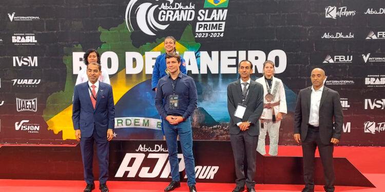 H.E. Saleh Ahmad Alzaraim Alsuwadi, embaixador dos Emirados Árabes no Brasil, Fabrício Oliveira, prefeito de Balneário Camburiú, Cel. Saeed Awad Alkaabi e Tareq Al Bahri, general manager da AJP, em premiação durante o Abu Dhabi Grand Slam Rio de Janeiro (Crédito: Bruno Ramôa)