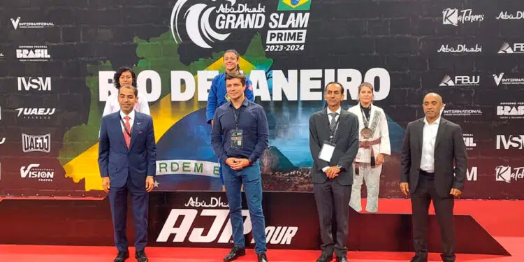 H.E. Saleh Ahmad Alzaraim Alsuwadi, embaixador dos Emirados Árabes no Brasil, Fabrício Oliveira, prefeito de Balneário Camburiú, Cel. Saeed Awad Alkaabi e Tareq Al Bahri, general manager da AJP, em premiação durante o Abu Dhabi Grand Slam Rio de Janeiro (Crédito: Bruno Ramôa)