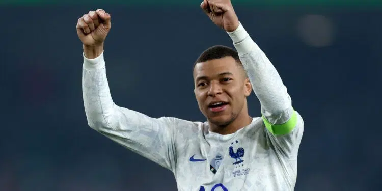 Após marcar contra a Grécia, Mbappé quebra recorde no futebol francês (Crédito: Getty Images)