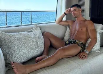 Cristiano Ronaldo posou de sunga e unhas pintadas do jogador roubou a cena no clique (Crédito: Reprodução Instagram)