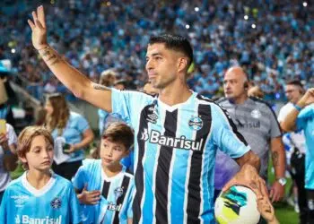 Luis Suárez em cerimônia de apresentação do Grêmio (Crédito: Lucas Uebel/Grêmio FBPA/Flickr)