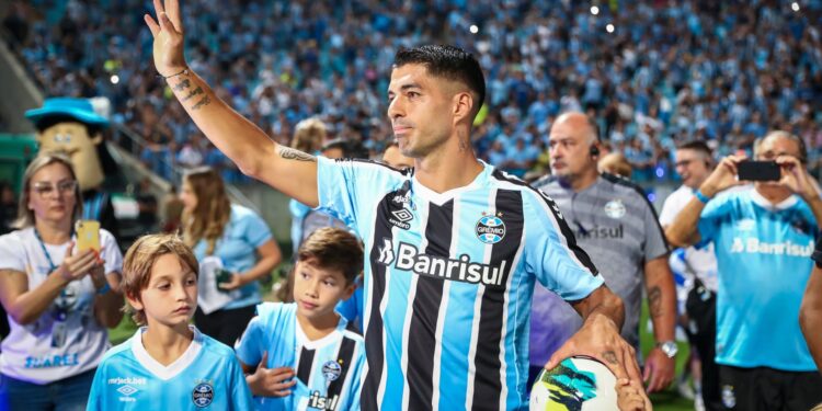 Luis Suárez em cerimônia de apresentação do Grêmio (Crédito: Lucas Uebel/Grêmio FBPA/Flickr)