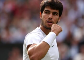 Carlos Alcaraz e Novak Djokovic realizaram um duelo histórico em Wimbledon 2023 durante este domingo, 16 (Crédito: GettyImages)