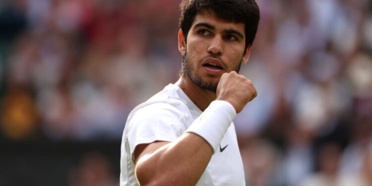 Carlos Alcaraz e Novak Djokovic realizaram um duelo histórico em Wimbledon 2023 durante este domingo, 16 (Crédito: GettyImages)