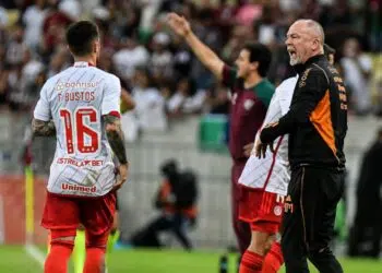 Mano Menezes saiu irritado com o Internacional após a derrota para o Fluminense no Brasileirão (Crédito: GettyImages)