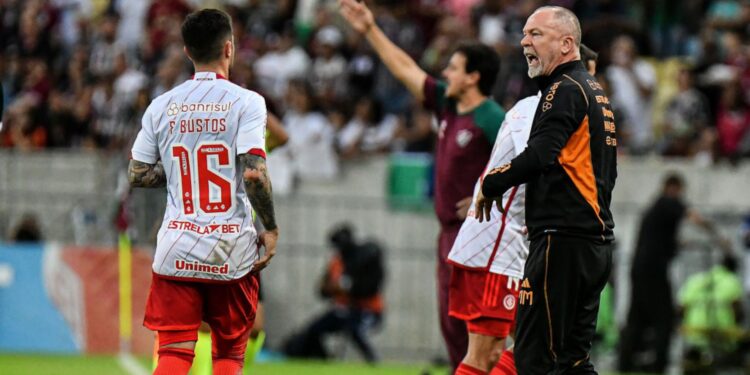 Mano Menezes saiu irritado com o Internacional após a derrota para o Fluminense no Brasileirão (Crédito: GettyImages)