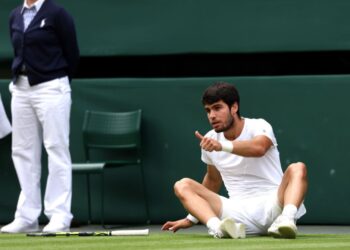 Carlos Alcaraz foi o responsável por segurar o segundo melhor tenista da atualidade; Djokovic se frustrou (Crédito: GettyImages)