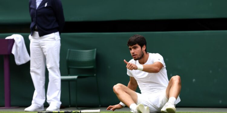 Carlos Alcaraz foi o responsável por segurar o segundo melhor tenista da atualidade; Djokovic se frustrou (Crédito: GettyImages)