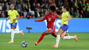 Luana (à direita) em campo pela Seleção Brasileira (Crédito: Getty Images)