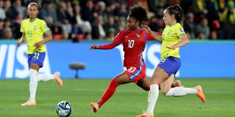 Luana (à direita) em campo pela Seleção Brasileira (Crédito: Getty Images)