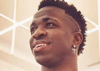 Vinicius Junior eternizou os pés na Calçada da Fama do Maracanã (Crédito: Reprodução Instagram)