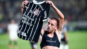Técnico do Universitario compara comemoração com gesto racista (Crédito: Getty Images)