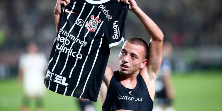 Técnico do Universitario compara comemoração com gesto racista (Crédito: Getty Images)