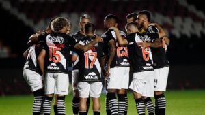 Vasco segue se movimentando para resolver os problemas nos bastidores (Crédito: Daniel Ramalho / Vasco / Flickr)