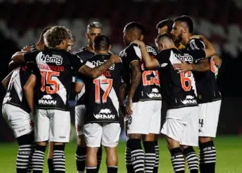 Vasco segue se movimentando para resolver os problemas nos bastidores (Crédito: Daniel Ramalho / Vasco / Flickr)