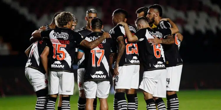 Vasco segue se movimentando para resolver os problemas nos bastidores (Crédito: Daniel Ramalho / Vasco / Flickr)