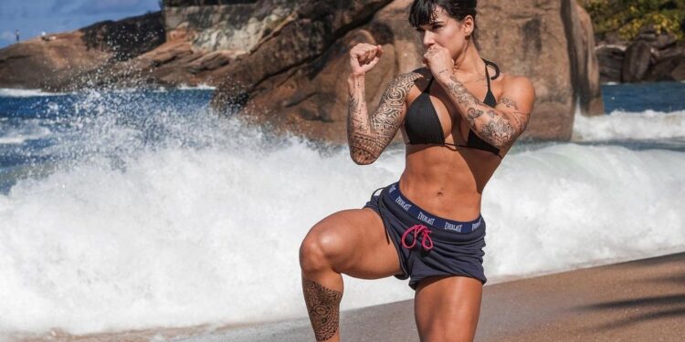 Jully Poca enfrenta Elle Brooke na semifinal do High Stakes (Crédito: Divulgação/Instagram)