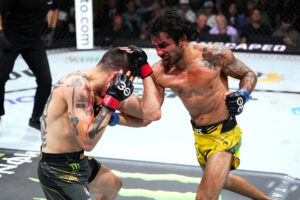 Alexandre Pantoja golpeia Brandon Moreno no UFC 290 (Crédito: Foto: Chris Unger/Zuffa LLC via Getty Images)