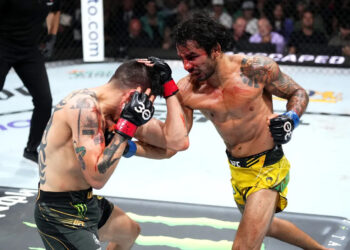 Alexandre Pantoja golpeia Brandon Moreno no UFC 290 (Crédito: Foto: Chris Unger/Zuffa LLC via Getty Images)