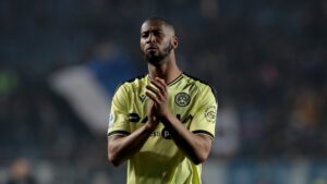 Jogador de futebol conciliava partidas de futebol amador com emprego em rede de fast food em Portugal; agora é o mais novo reforço de time da Premier League, da Inglaterra (Crédito: GettyImages)