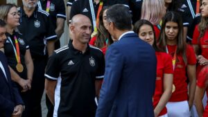 Luis Rubiales, presidente da Federação Espanhola, à esquerda (Crédito: Getty Images)