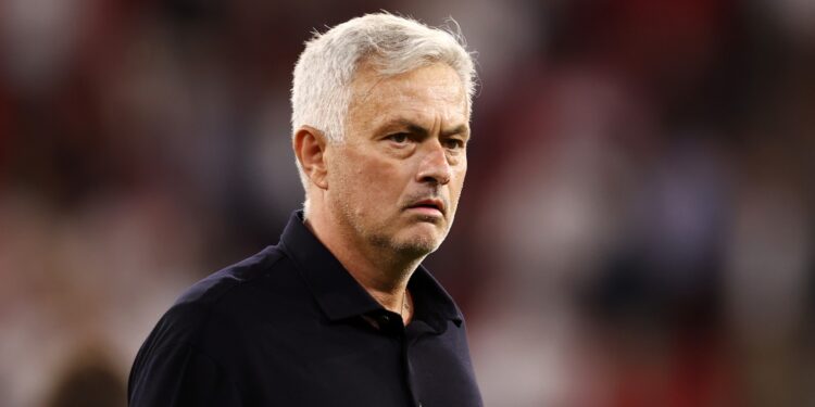 Técnico português José Mourinho não poupa palavras ao usar atleta recém-contratado para exemplificar dificuldades que time italiano enfrenta no mercado de transferências (Crédito: GettyImages)