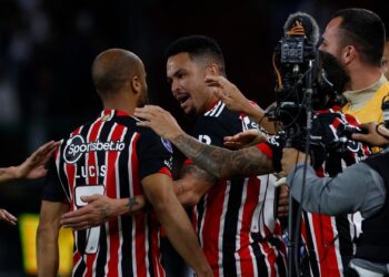 Luciano dá assistência para o gol de Lucas no São Paulo (Crédito: Rubens Chiri/SaoPauloFC/Flickr)