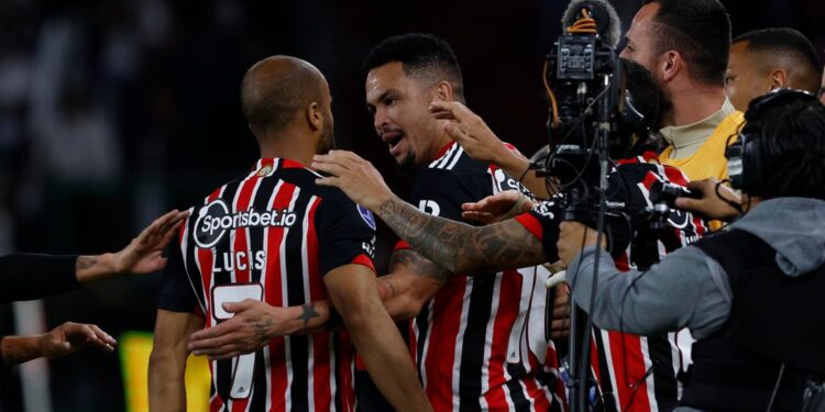 Luciano dá assistência para o gol de Lucas no São Paulo (Crédito: Rubens Chiri/SaoPauloFC/Flickr)