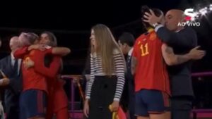 Presidente da Real Federação Espanhola constrange Jenni Hermoso (Crédito: Transmissão/SporTV)