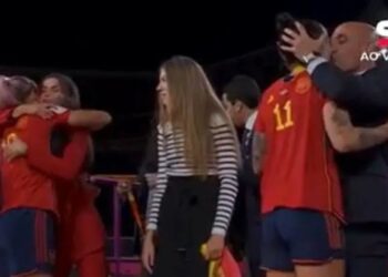 Presidente da Real Federação Espanhola constrange Jenni Hermoso (Crédito: Transmissão/SporTV)