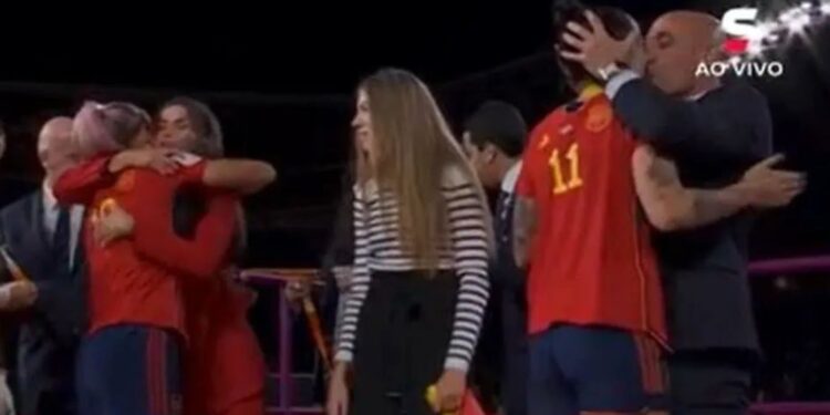 Presidente da Real Federação Espanhola constrange Jenni Hermoso (Crédito: Transmissão/SporTV)