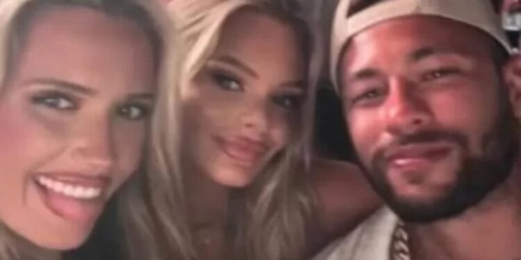 Foto de Neymar Jr. ao lado de gringas viralizaram nas redes sociais (Crédito: Reprodução Instagram)
