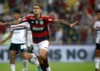 Técnico Jorge Sampaoli demorou duas semanas, mas teve sua primeira conversa direta com atacante Pedro sobre polêmicas envolvendo ex-preparador do Flamengo (Crédito: GettyImages)