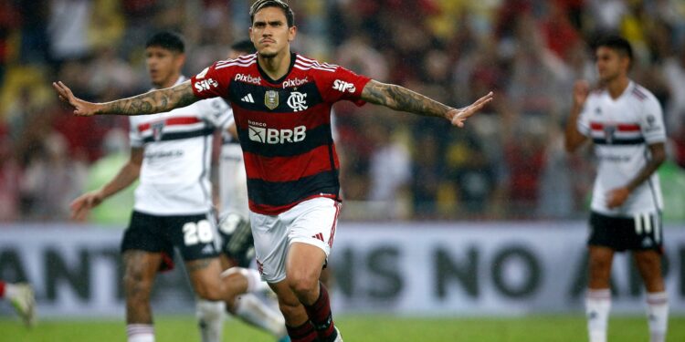 Técnico Jorge Sampaoli demorou duas semanas, mas teve sua primeira conversa direta com atacante Pedro sobre polêmicas envolvendo ex-preparador do Flamengo (Crédito: GettyImages)