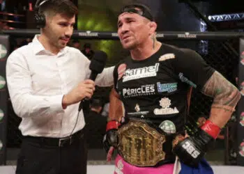 Ronys Torres conquistou o cinturão dos meio-médios do Shooto Brasil (Crédito: Marcell Fagundes)