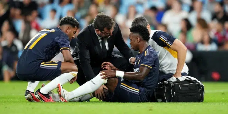 Em menos de 20 minutos de partida contra o Celta de Vigo, Real Madrid precisa fazer substituição forçada após Vinicius Jr sentir dores na coxa (Crédito: GettyImages)