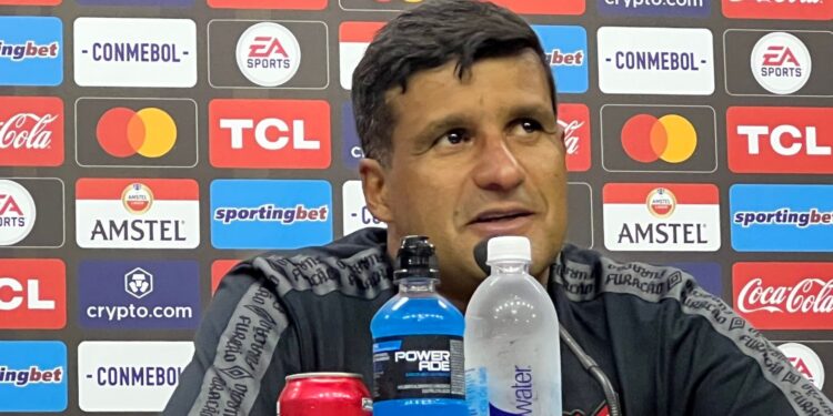 Wesley Carvalho, técnico do Athletico-PR (Crédito: Reprodução/Twitter)
