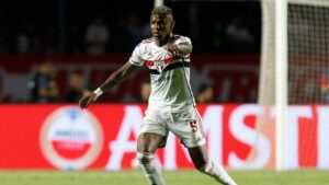 Arboleda sai machucado em primeiro tempo de São Paulo x Flamengo (Crédito: GettyImages)