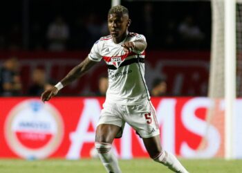 Arboleda sai machucado em primeiro tempo de São Paulo x Flamengo (Crédito: GettyImages)