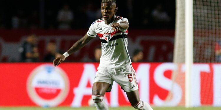 Arboleda sai machucado em primeiro tempo de São Paulo x Flamengo (Crédito: GettyImages)