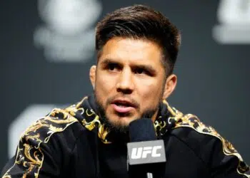 Henry Cejudo aconselha Adesanya (Crédito: Foto: Louis Grasse/PxImages)