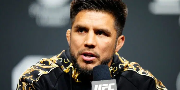 Henry Cejudo aconselha Adesanya (Crédito: Foto: Louis Grasse/PxImages)