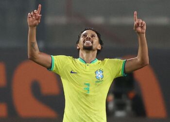 Com gol contra o Peru, Marquinhos iguala marca como “zagueiro artilheiro” (Crédito: Vitor Silva / CBF)