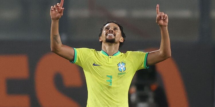 Com gol contra o Peru, Marquinhos iguala marca como “zagueiro artilheiro” (Crédito: Vitor Silva / CBF)